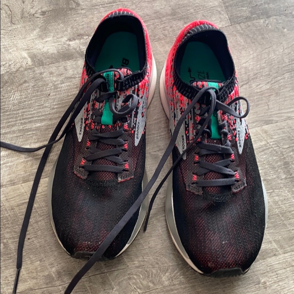 Women’s Brooks tennis shoes